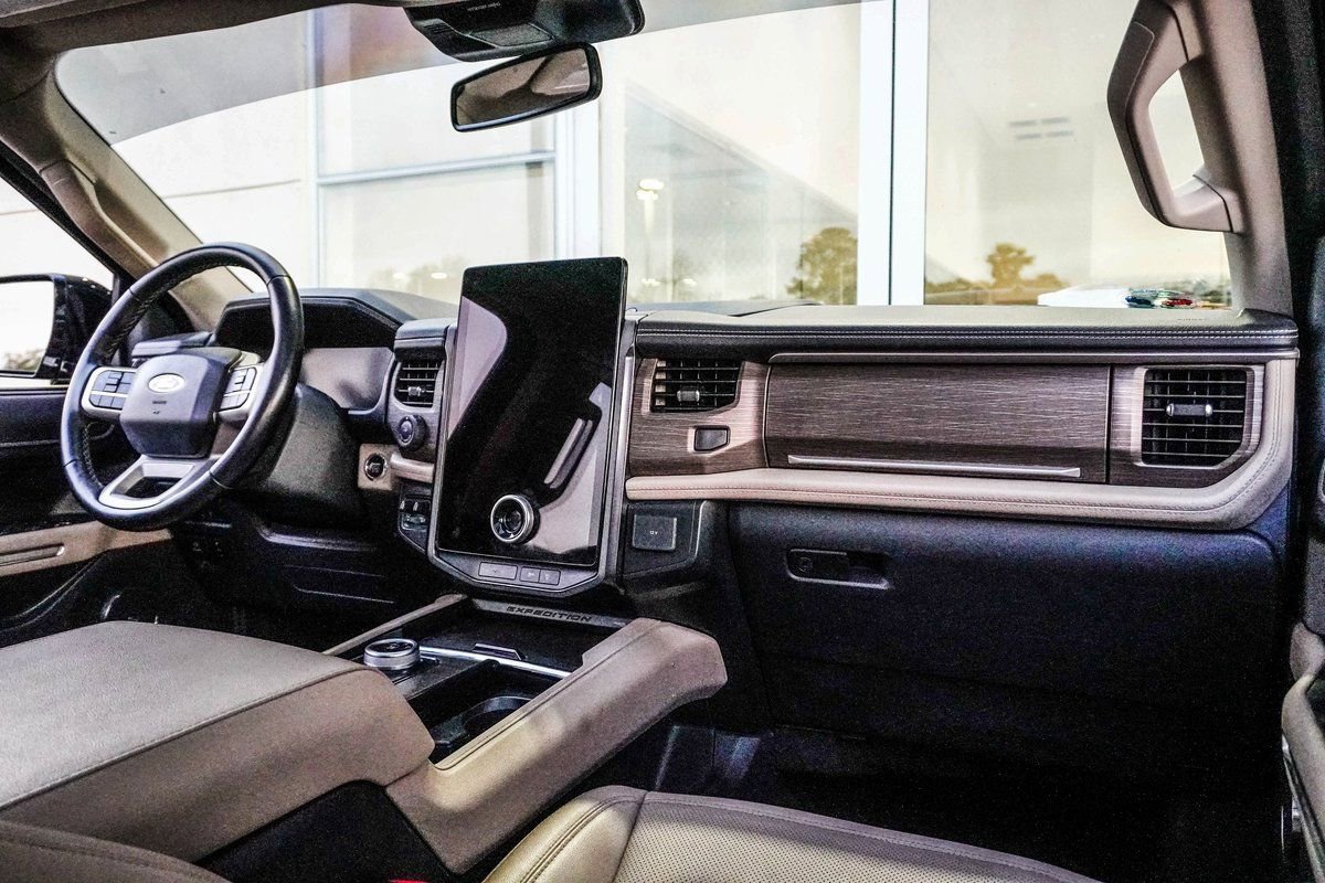 Used 2022 Ford Expedition Max Limited image 13