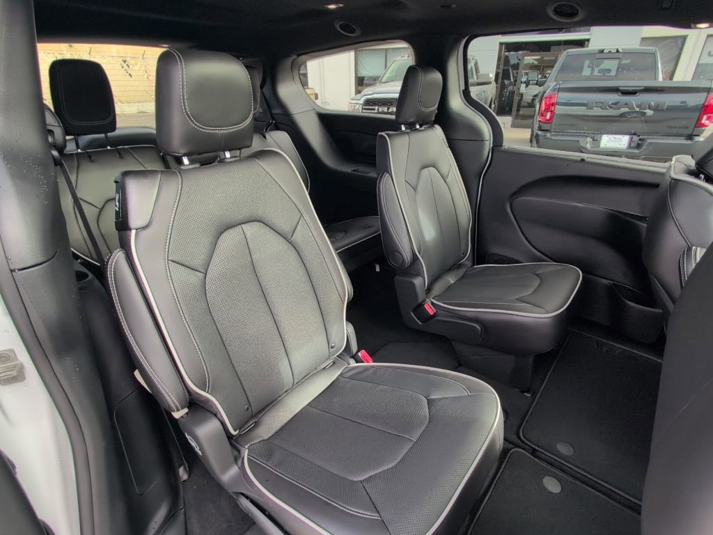 New 2026 Chrysler Pacifica Limited image 23
