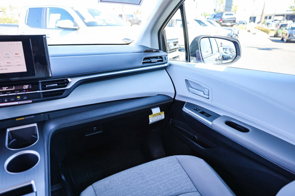Certified 2026 Toyota Sienna LE image 6
