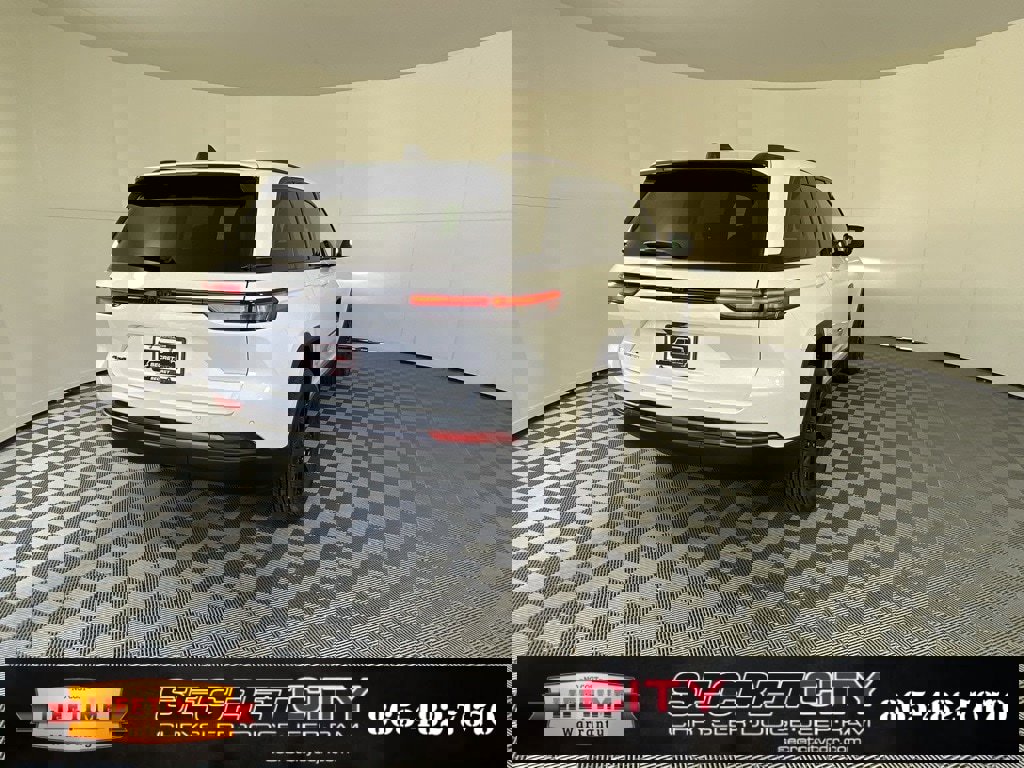 New 2026 Jeep Grand Cherokee Altitude image 7