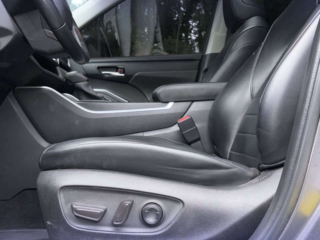 Used 2022 Toyota Highlander XLE FWD image 19