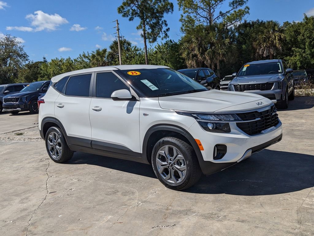 Certified 2025 Kia Seltos LX AWD/4WD image 2