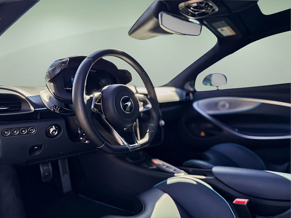 Used 2025 McLaren Artura Spider image 18