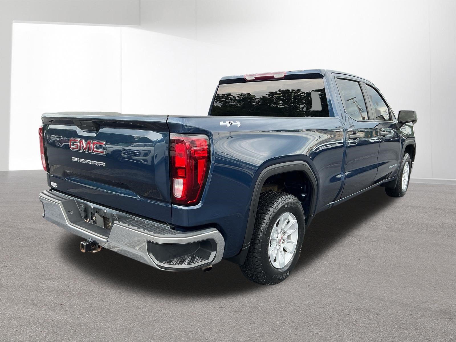 Used 2021 GMC Sierra 1500 4x4 Crew Cab w/ Sierra Value Package image 3