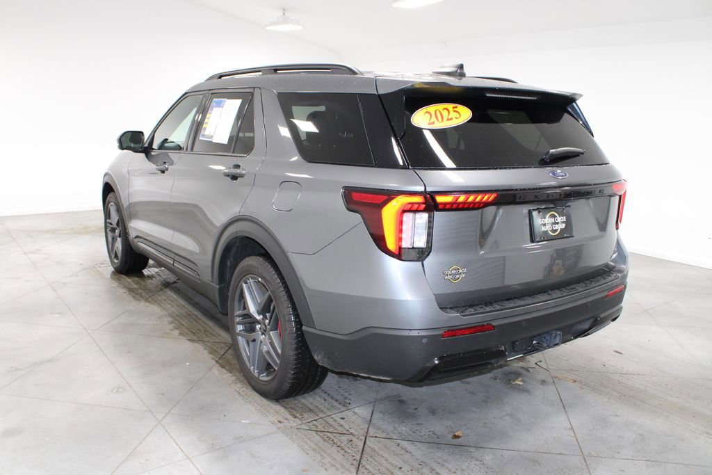 Used 2025 Ford Explorer ST-Line w/ ST-Line Street Pack image 7