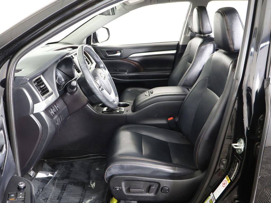 Used 2019 Toyota Highlander XLE AWD/4WD image 33