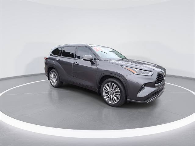 Certified 2024 Toyota Highlander Platinum AWD/4WD image 2