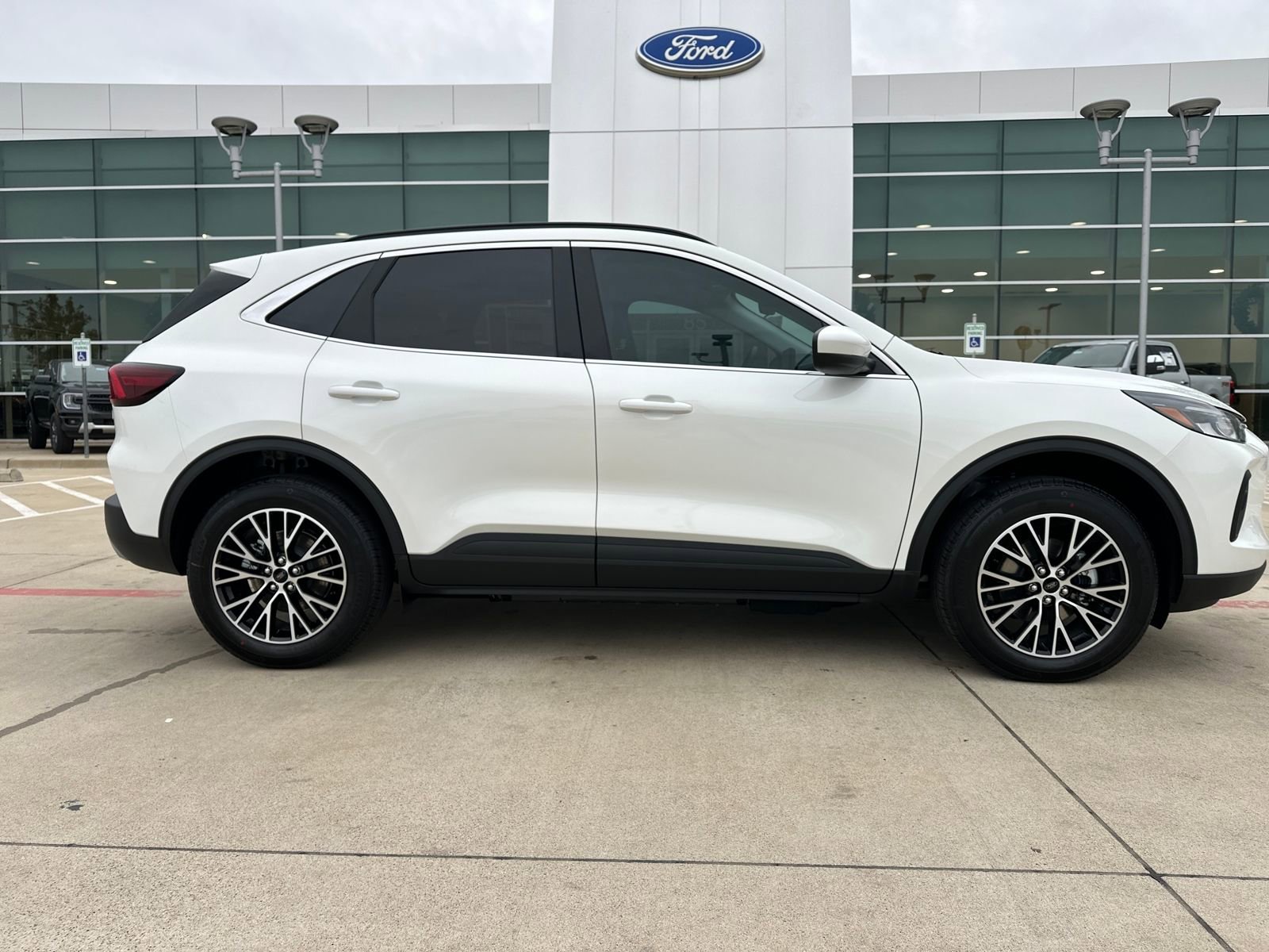 New 2026 Ford Escape SE FWD image 6
