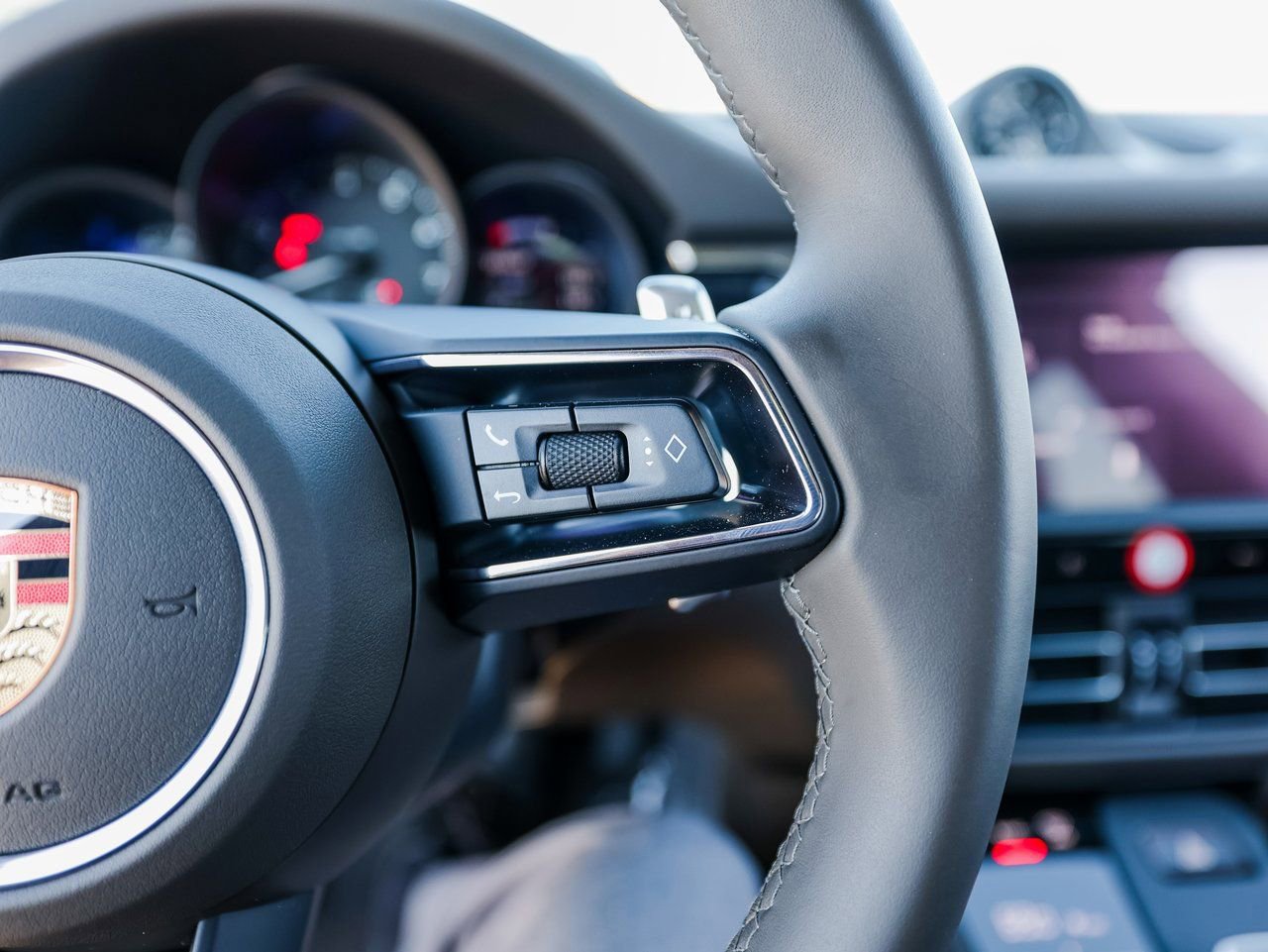 Certified 2025 Porsche Macan image 16