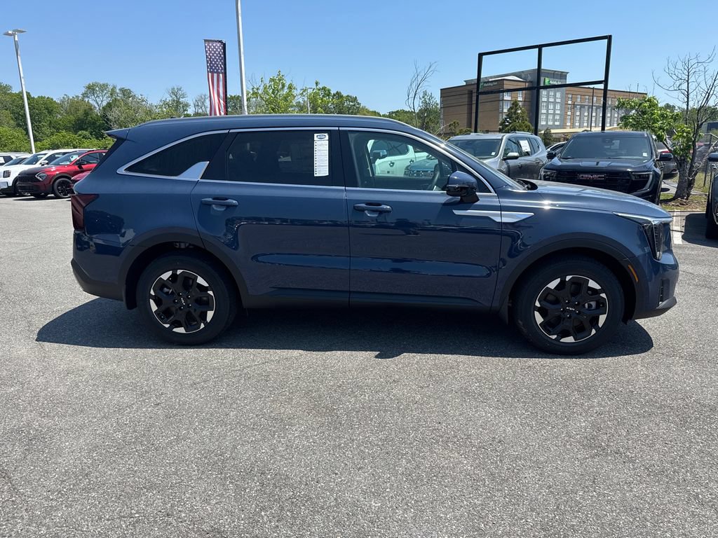 Certified 2025 Kia Sorento S w/ Panoramic Sunroof Package FWD image 2