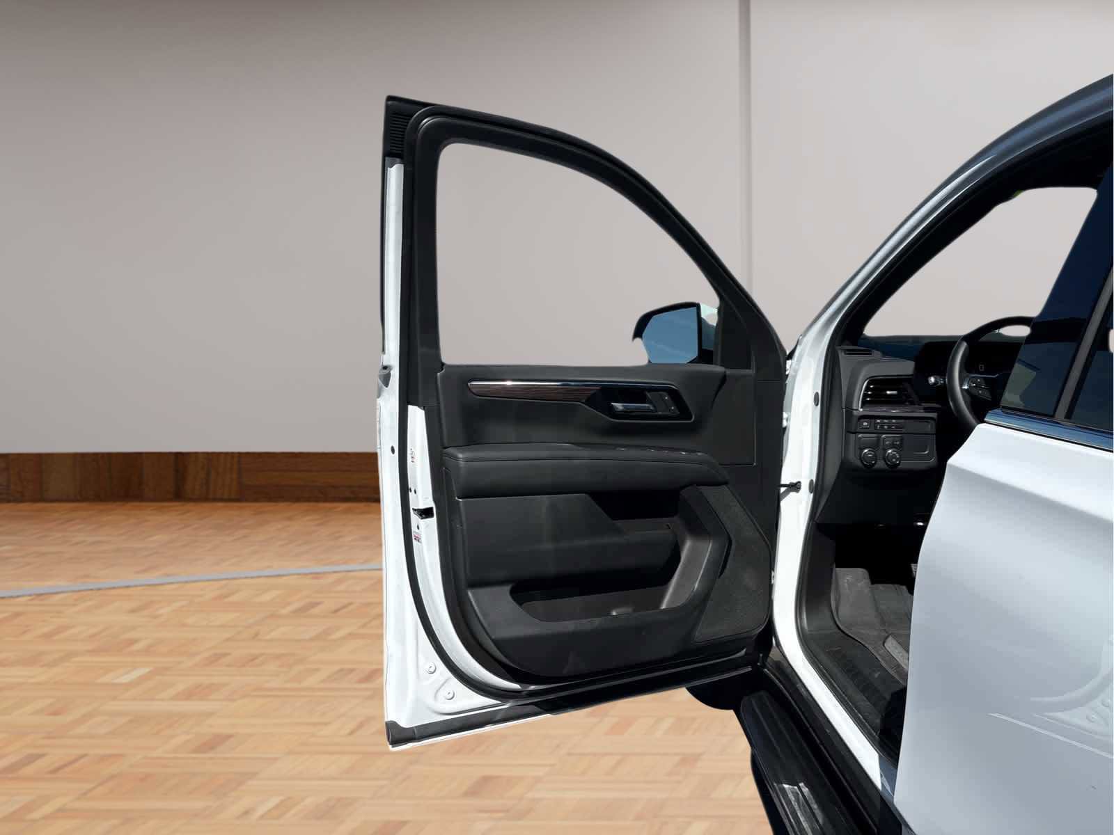Used 2025 Chevrolet Suburban LS RWD image 9