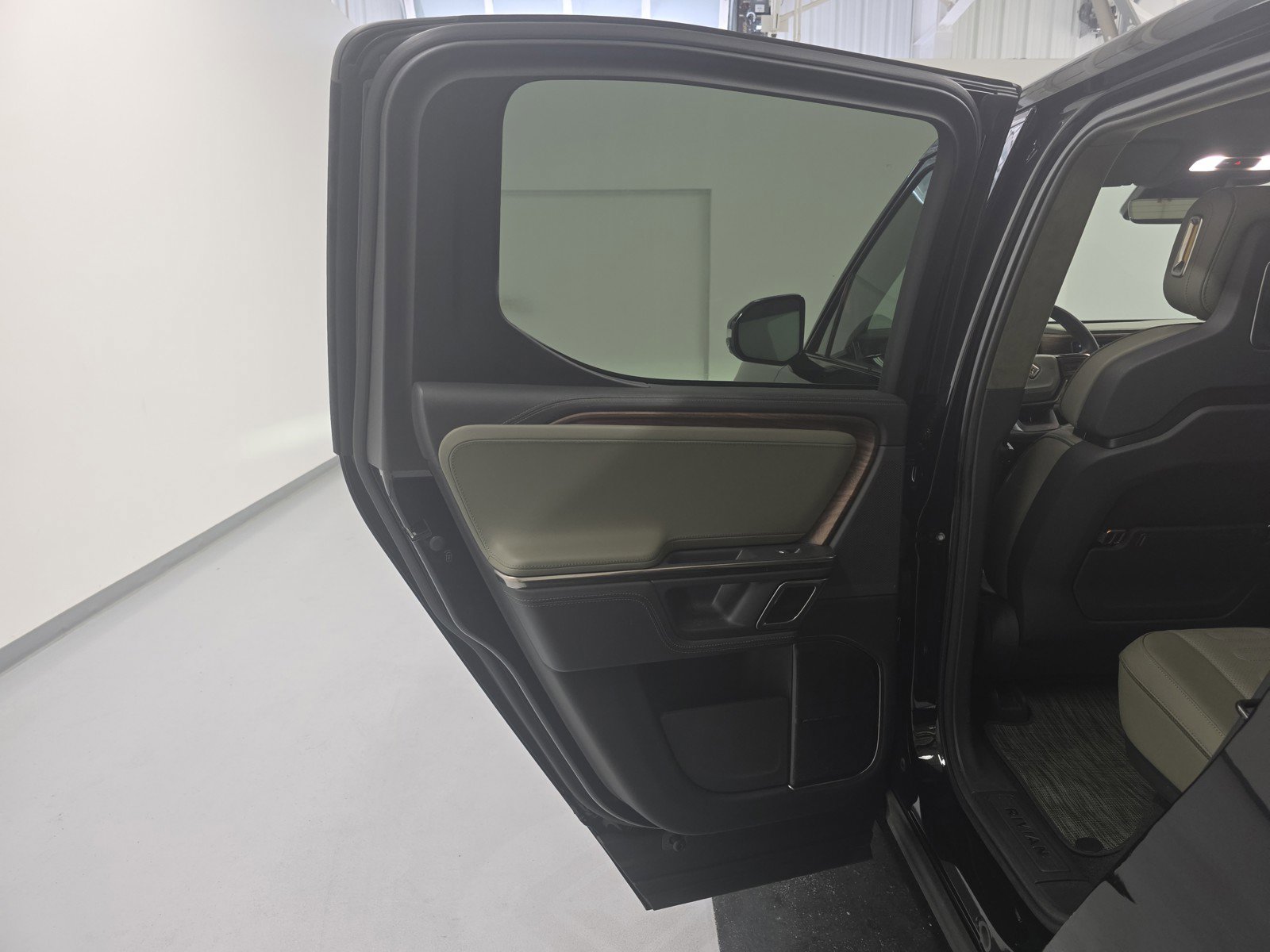 Used 2023 Rivian R1T Adventure AWD/4WD image 17