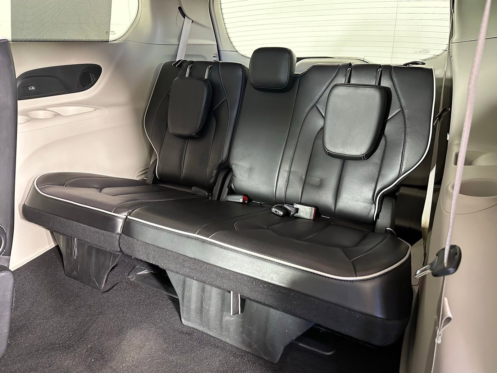 Used 2024 Chrysler Pacifica Limited image 37