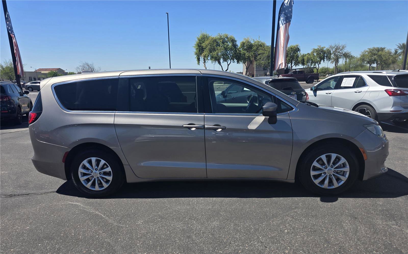 Used 2018 Chrysler Pacifica LX w/ Tire & Wheel Group FWD image 3