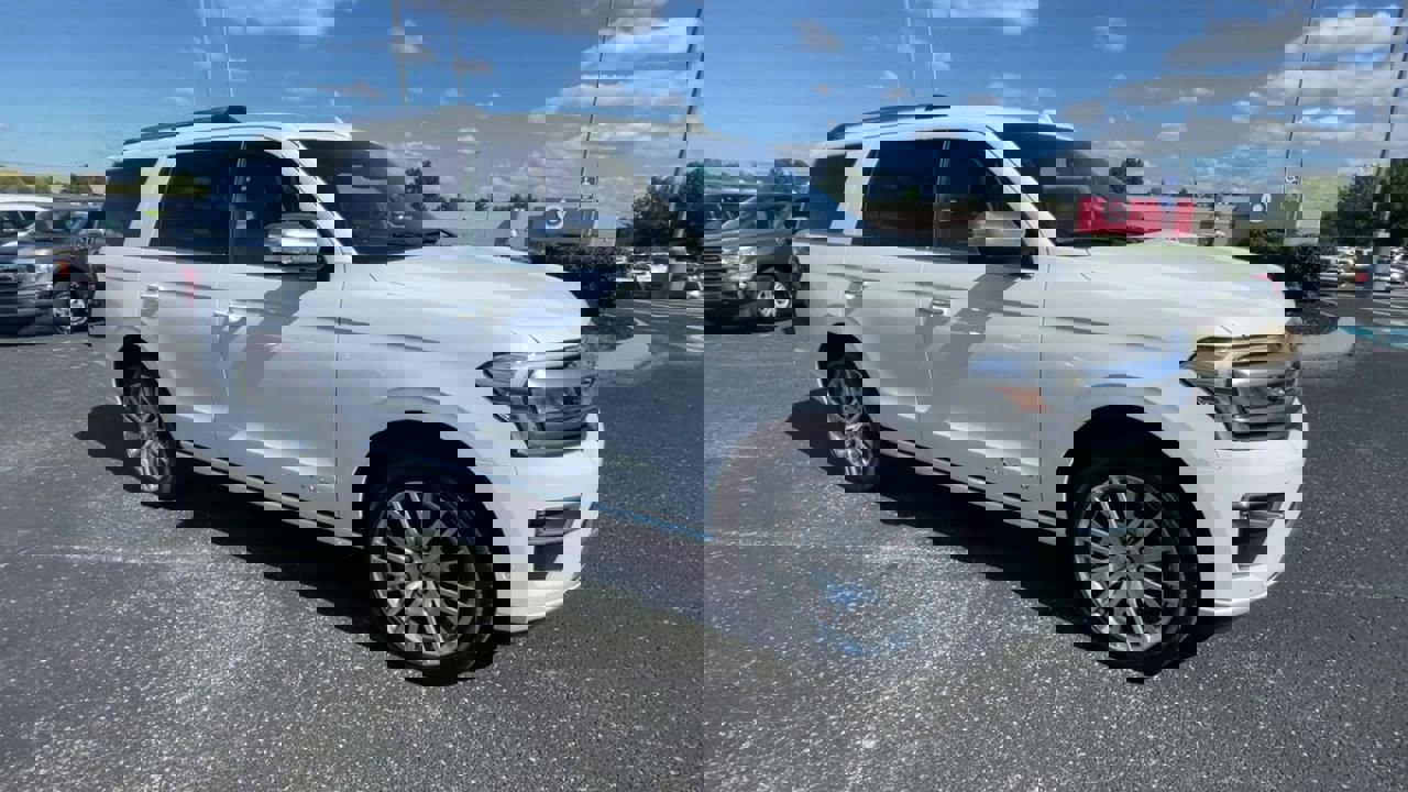 Used 2024 Ford Expedition Platinum image 3
