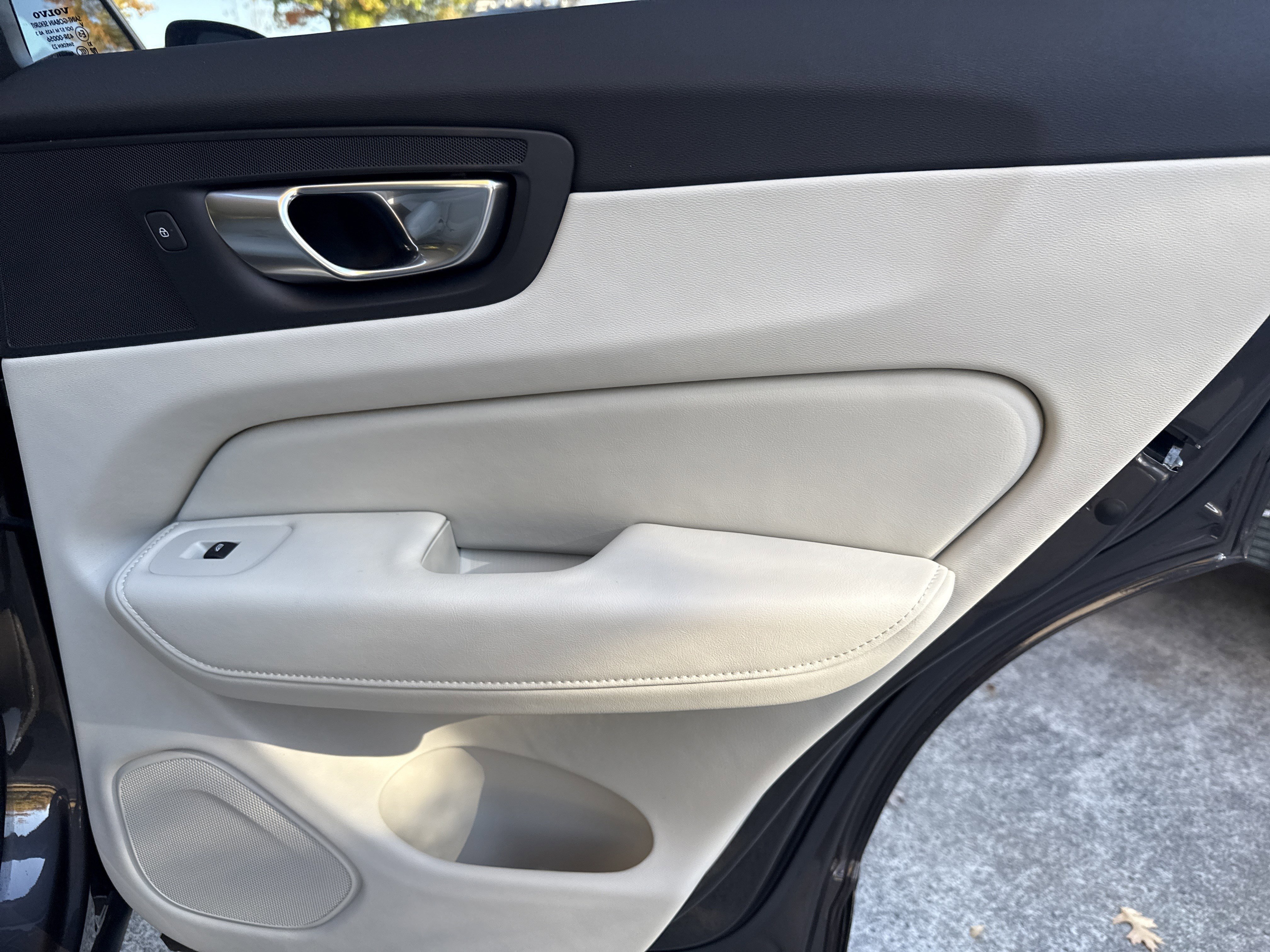 Used 2023 Volvo XC60 B5 Ultimate w/ Climate Package image 16