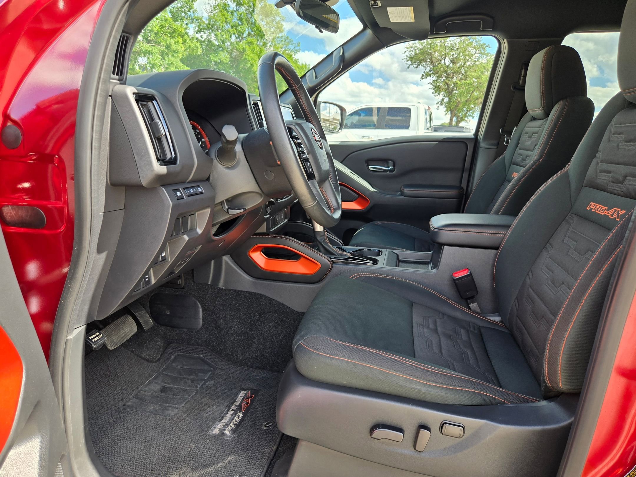 Used 2025 Nissan Frontier PRO-4X w/ Tow Package AWD/4WD image 10