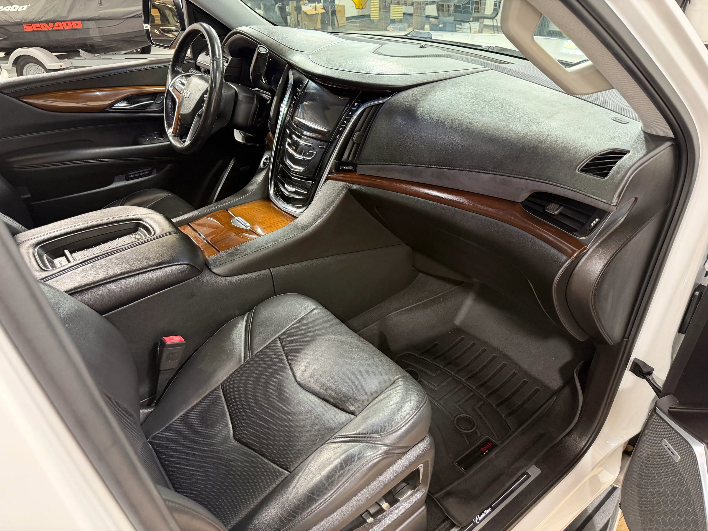 Used 2017 Cadillac Escalade Luxury Sport Utility 4D RWD image 20