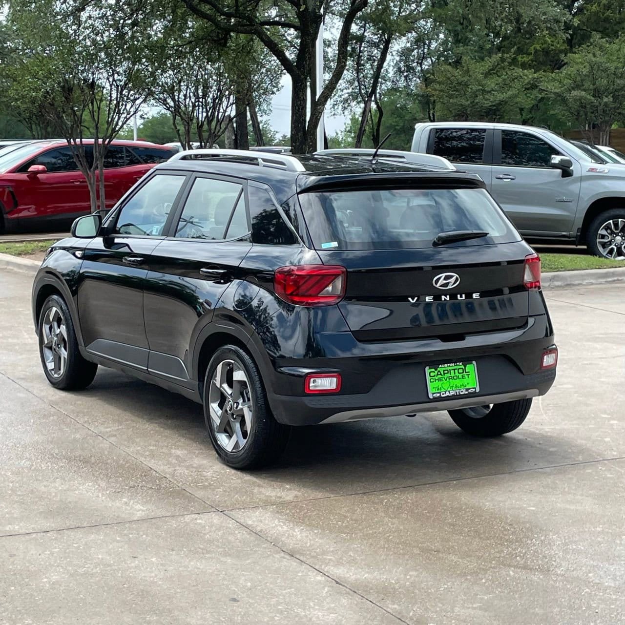 Used 2025 Hyundai Venue SEL FWD image 4