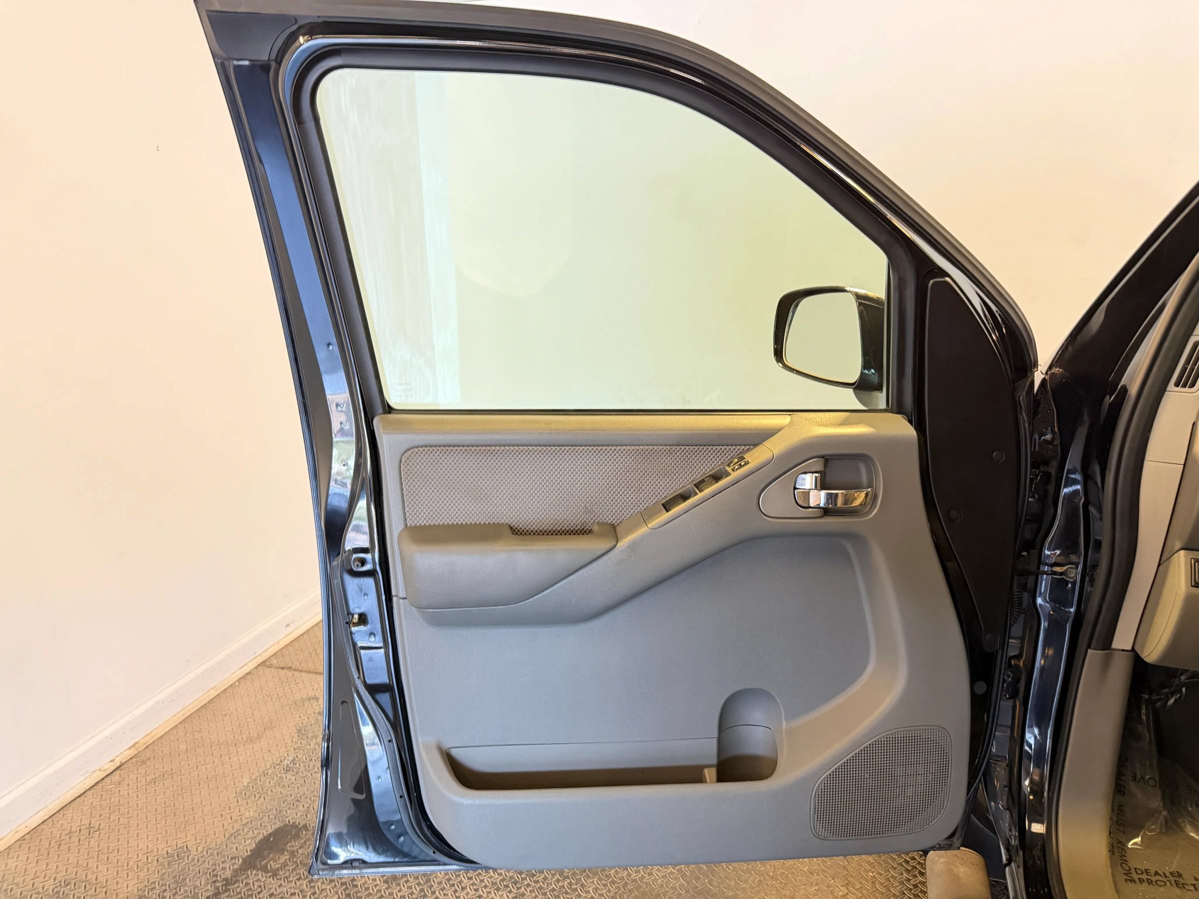 Used 2008 Nissan Frontier LE AWD/4WD image 8