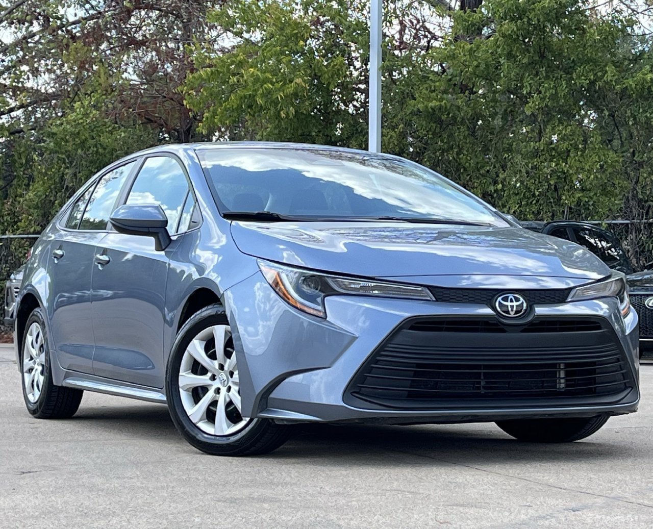 Used 2025 Toyota Corolla LE FWD image 2