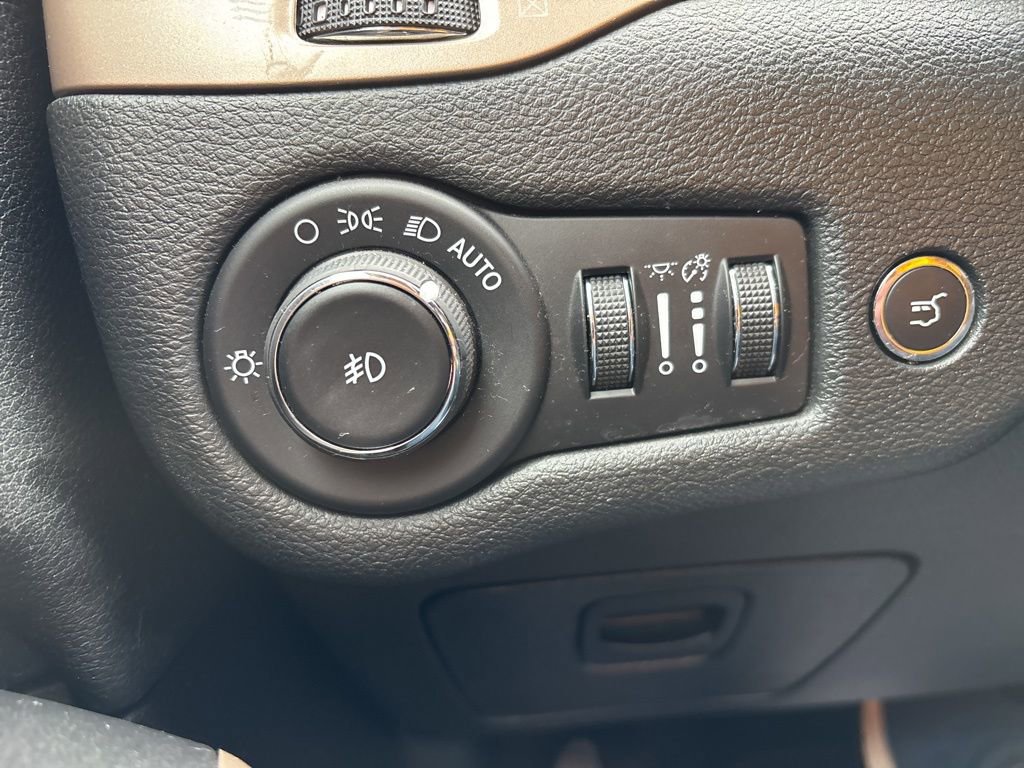 Used 2018 Jeep Cherokee Limited w/ Luxury Group image 22