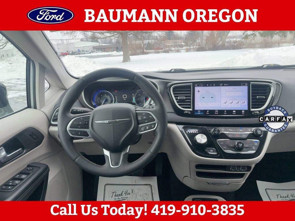 Used 2024 Chrysler Pacifica Touring-L FWD image 6