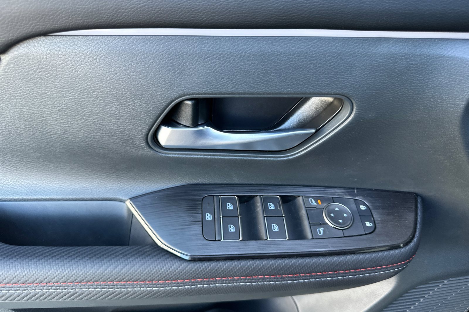 New 2025 Nissan Kicks SR image 8