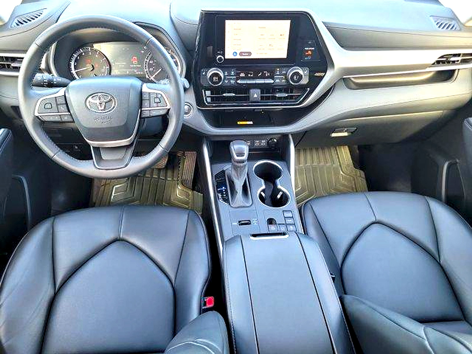 Used 2023 Toyota Highlander XLE FWD image 17