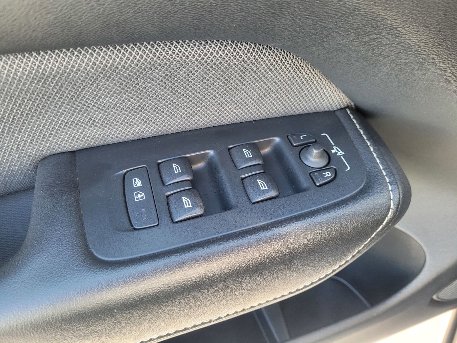 Certified 2023 Volvo XC60 B5 Ultimate AWD/4WD image 16