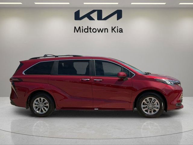 Used 2025 Toyota Sienna XLE FWD image 2