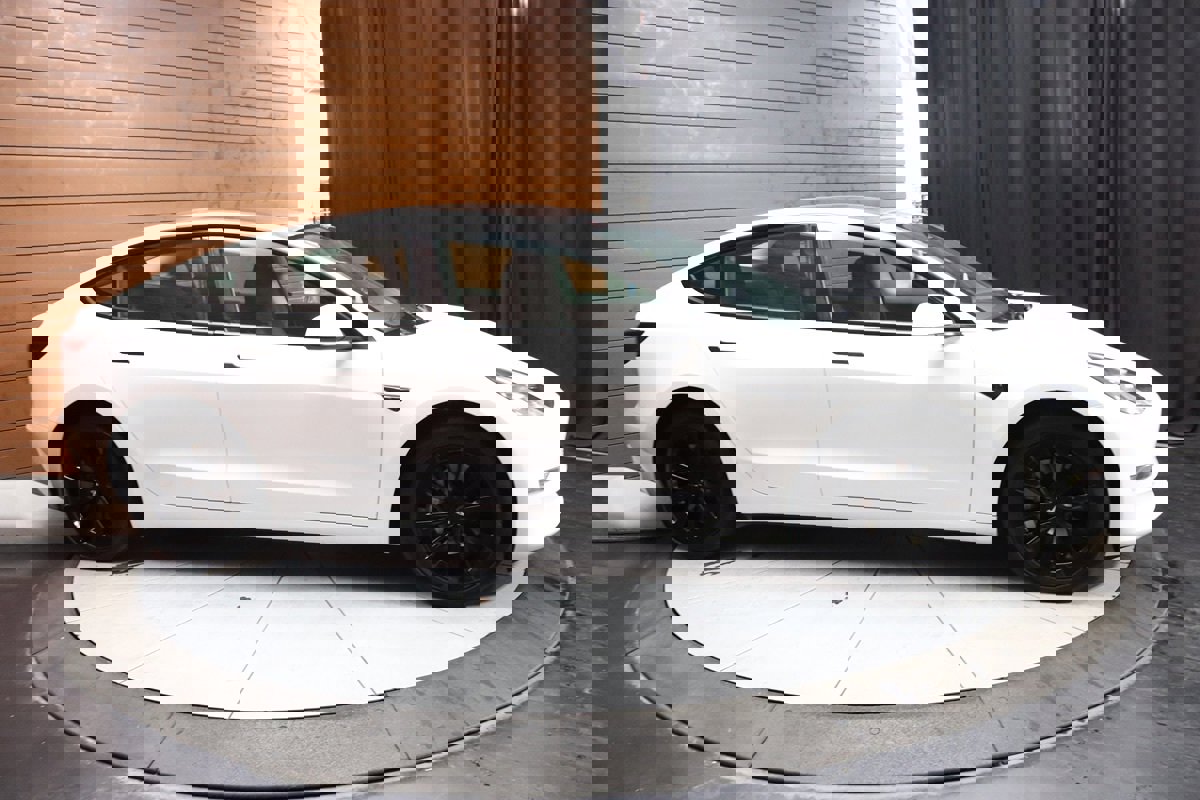 Used 2023 Tesla Model 3 Standard Range image 16