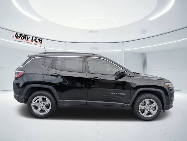 Used 2023 Jeep Compass Latitude w/ Sun and Sound Group AWD/4WD image 2