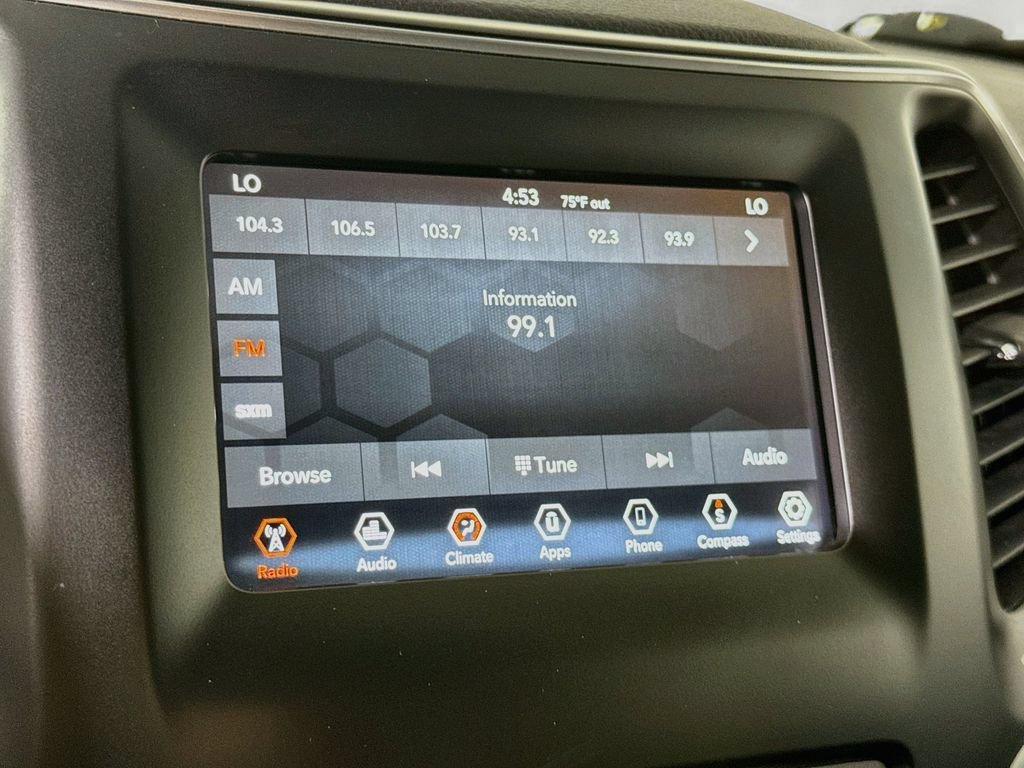 Used 2019 Jeep Cherokee Latitude Plus w/ Comfort/Convenience Group AWD/4WD image 7
