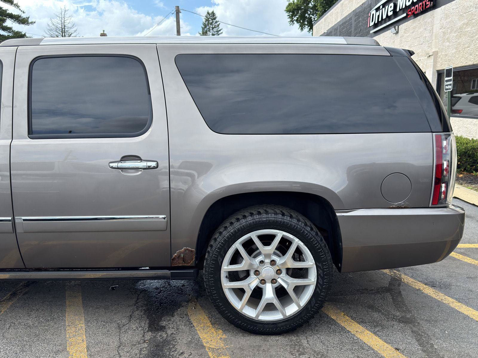 Used 2011 GMC Yukon XL Denali AWD/4WD image 3