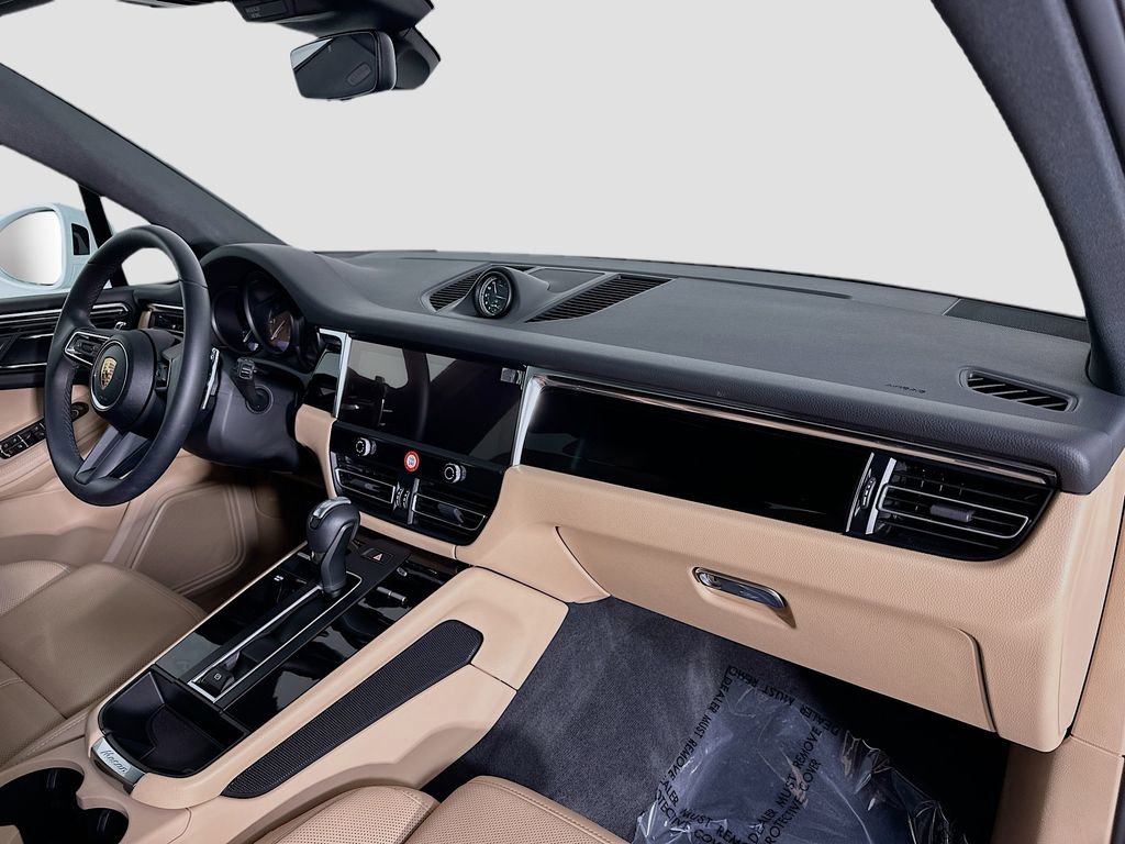 Used 2025 Porsche Macan image 32