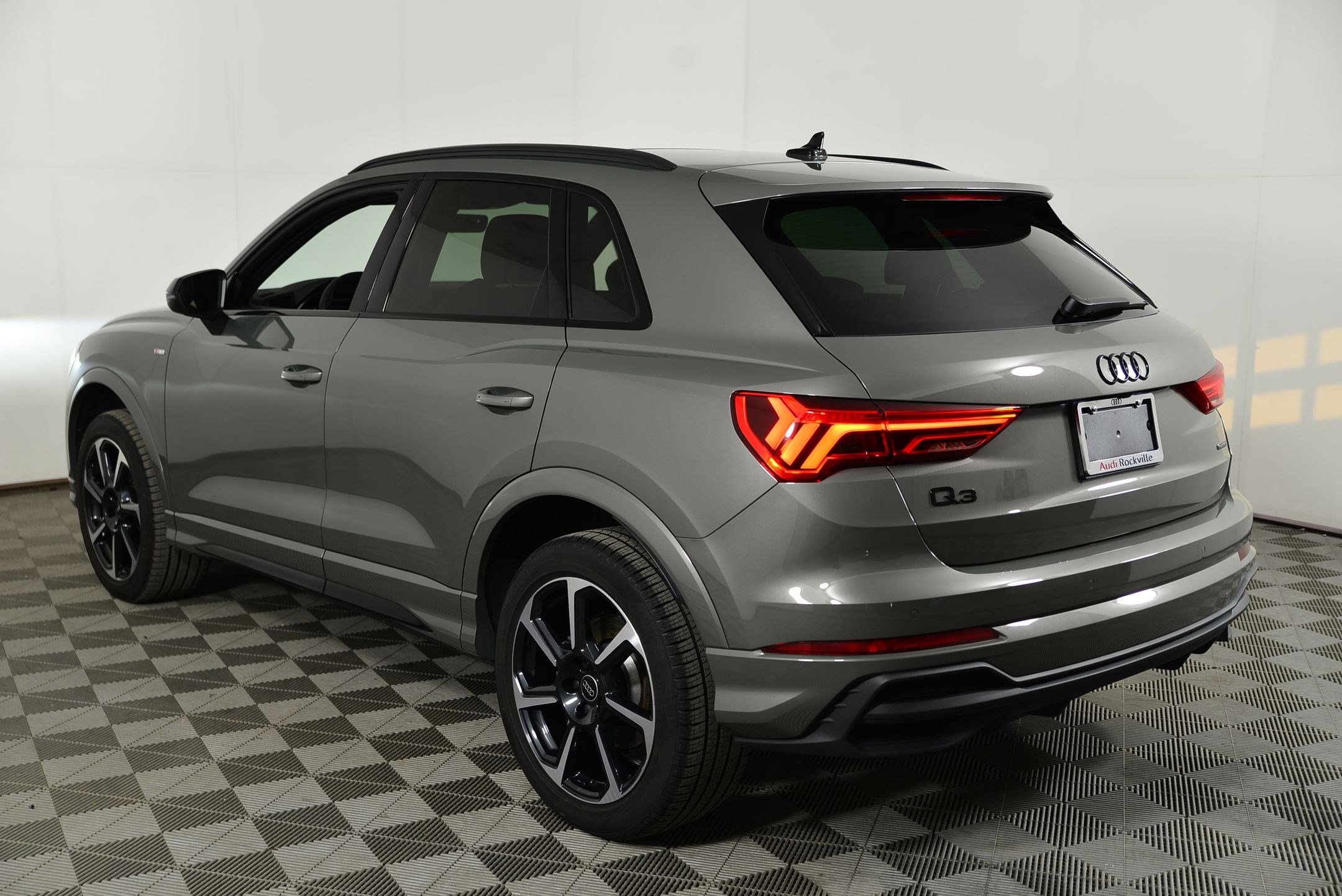 Used 2025 Audi Q3 2.0T Premium Plus image 3