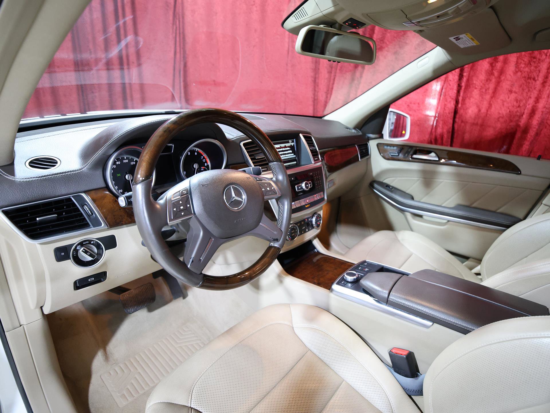 Used 2015 Mercedes-Benz GL 550 4MATIC w/ Driver Assistance Package image 12