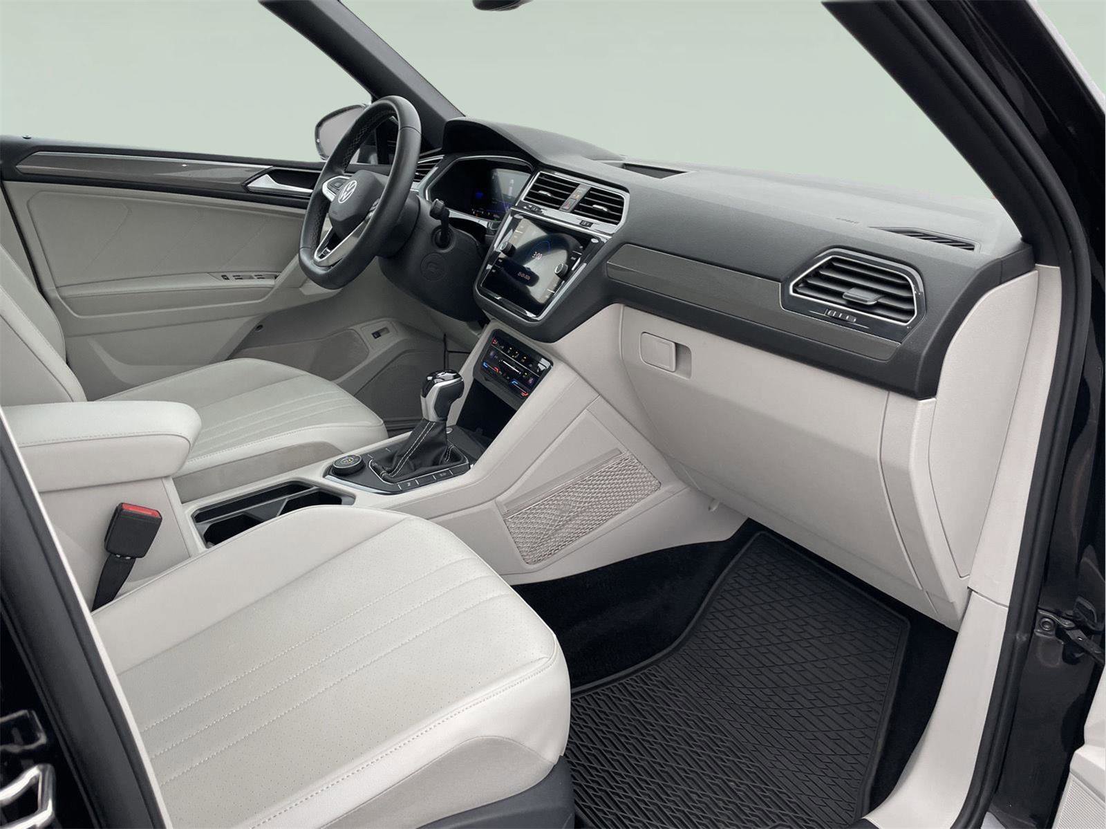 Used 2023 Volkswagen Tiguan SE R-Line image 21