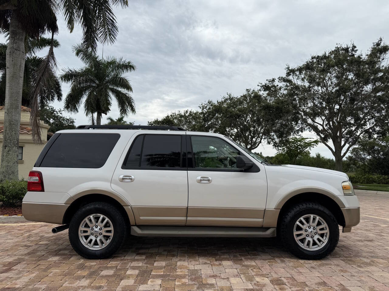 Used 2013 Ford Expedition XLT RWD image 2