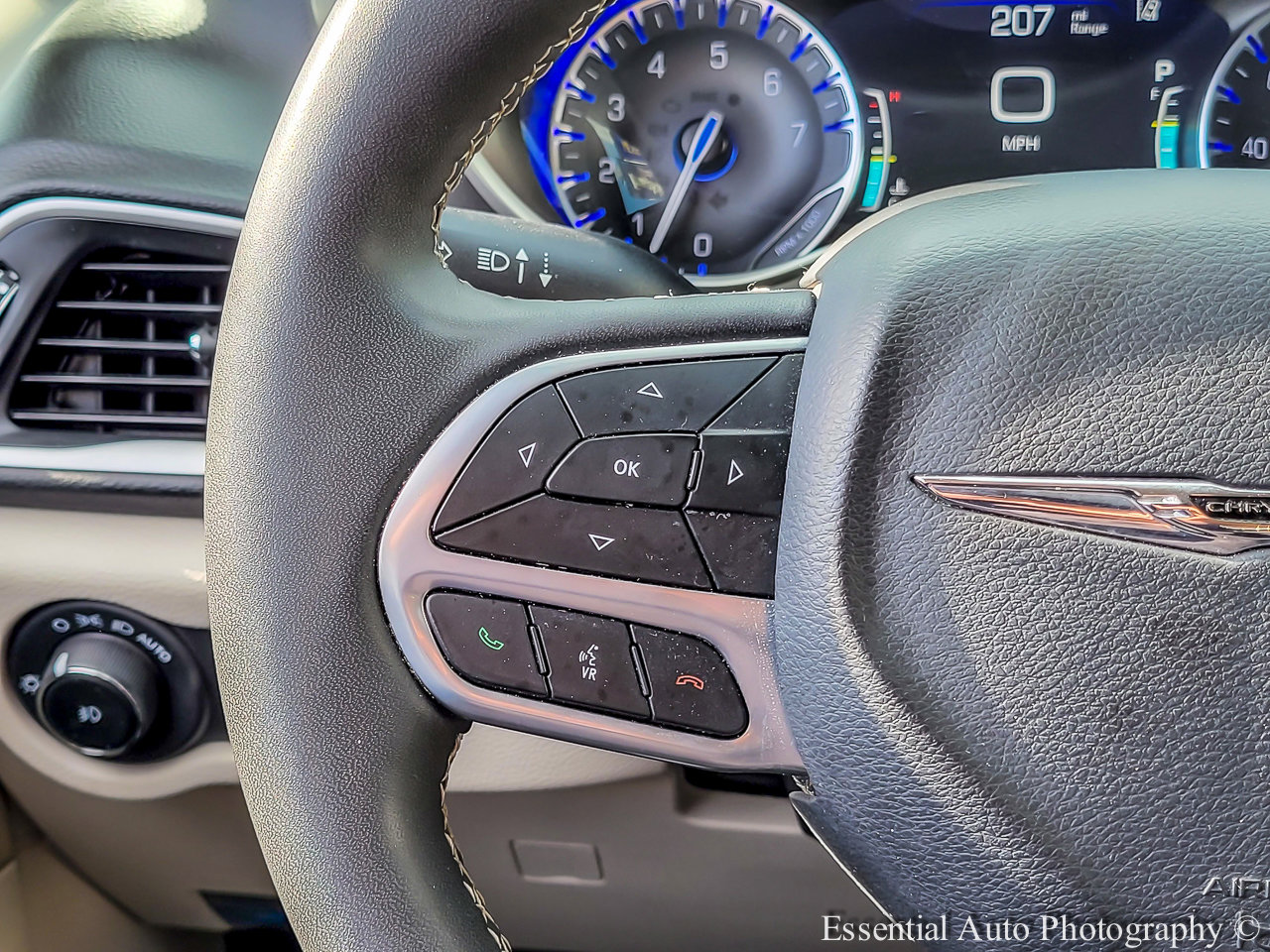 Used 2023 Chrysler Pacifica Touring-L FWD image 14