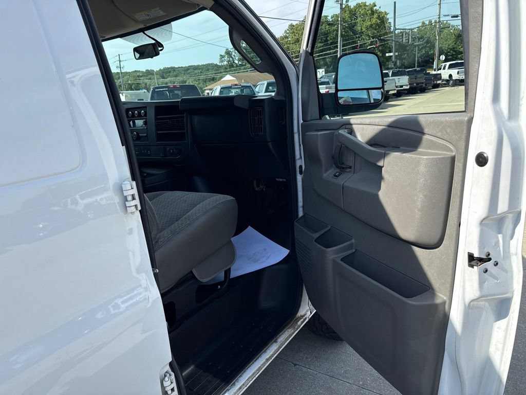 Used 2018 Chevrolet Express 3500 w/ Driver Convenience Package RWD image 33