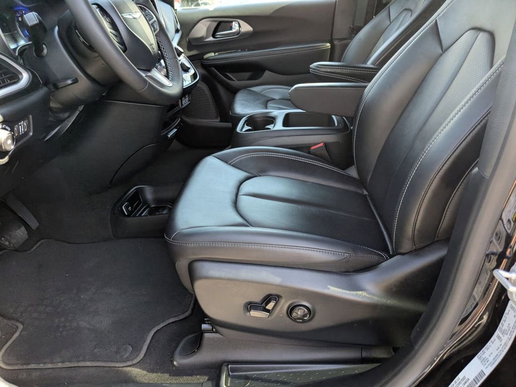 Used 2025 Chrysler Pacifica Select image 11