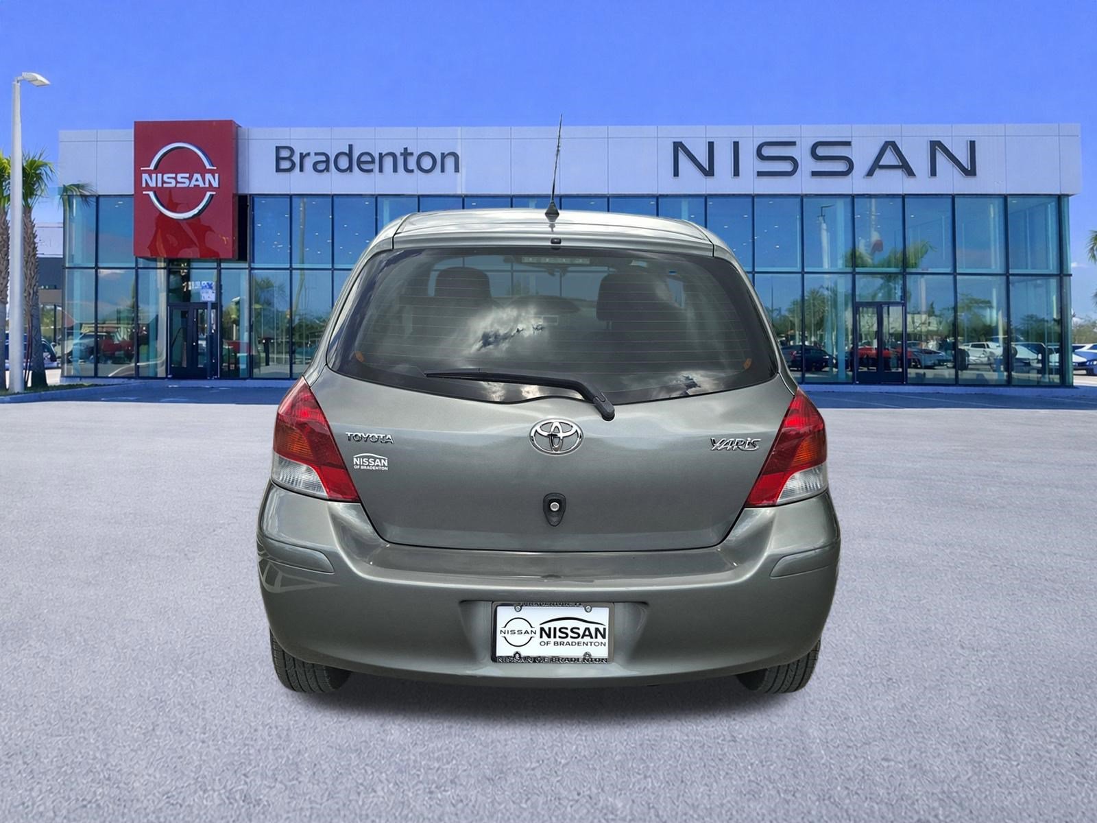 Used 2009 Toyota Yaris 2-Door Hatchback FWD image 6