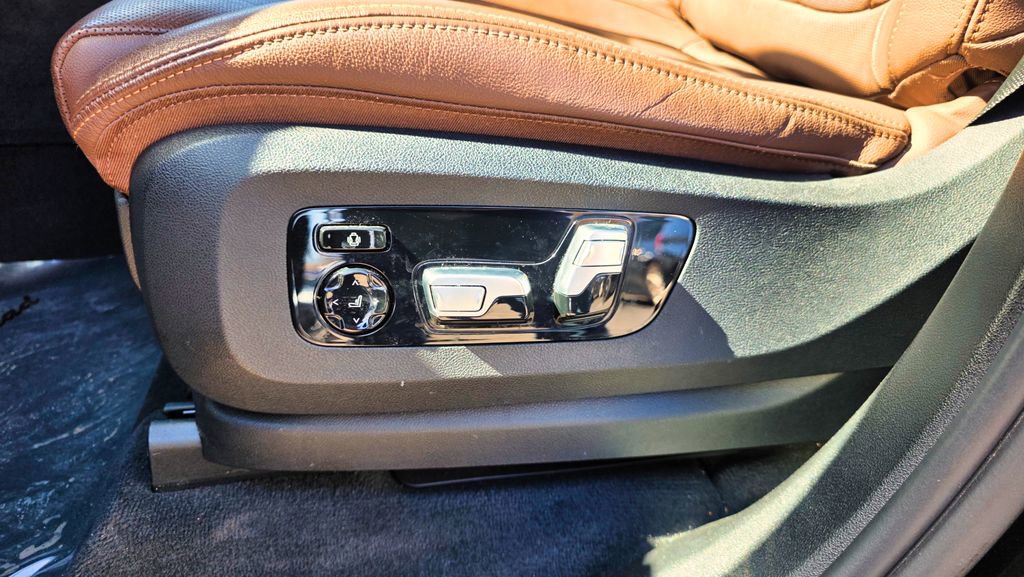 Used 2021 BMW X7 M50i w/ Dynamic Handling Package image 24