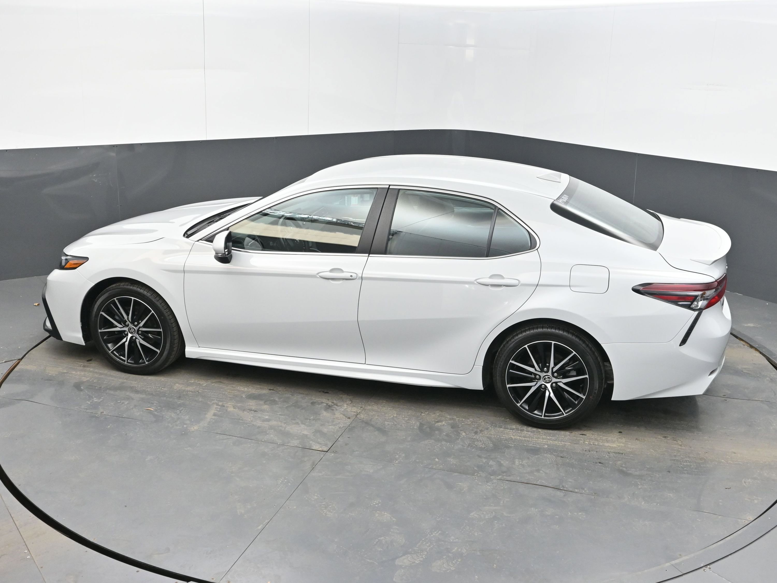 Used 2024 Toyota Camry SE image 36