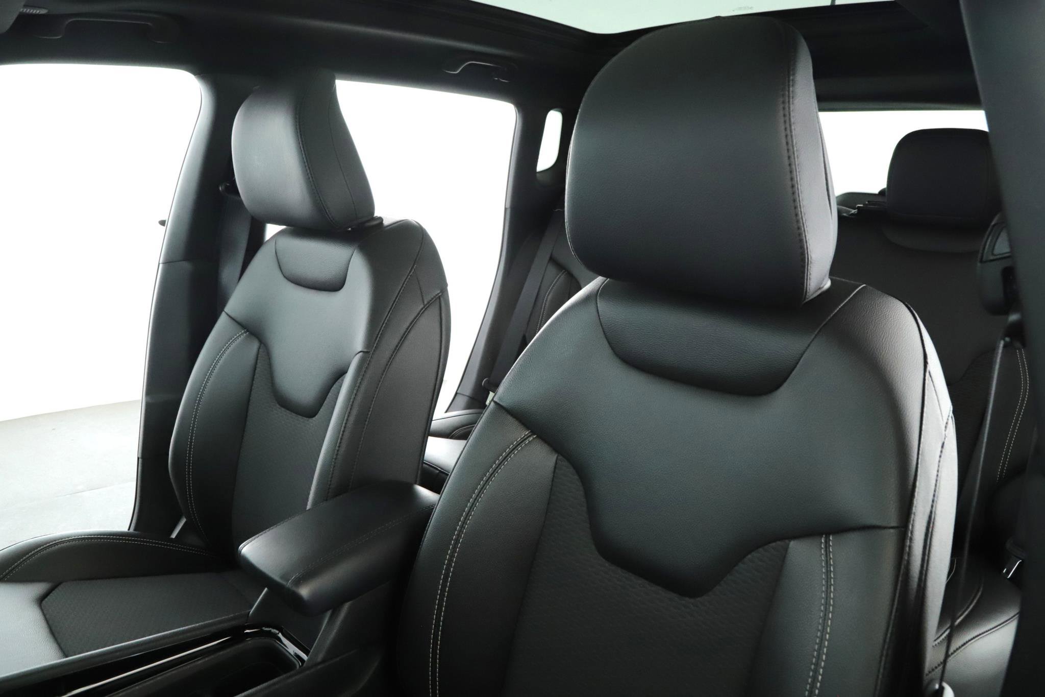 Used 2024 Jeep Compass Latitude w/ Sun and Sound Group image 4