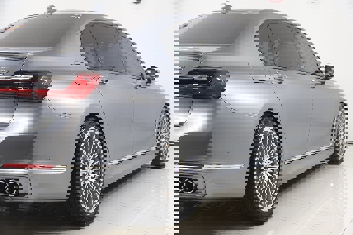 Used 2022 BMW ALPINA B7 xDrive w/ Luxury Rear Seating Package image 90