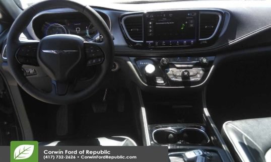 Used 2025 Chrysler Pacifica Limited FWD image 11