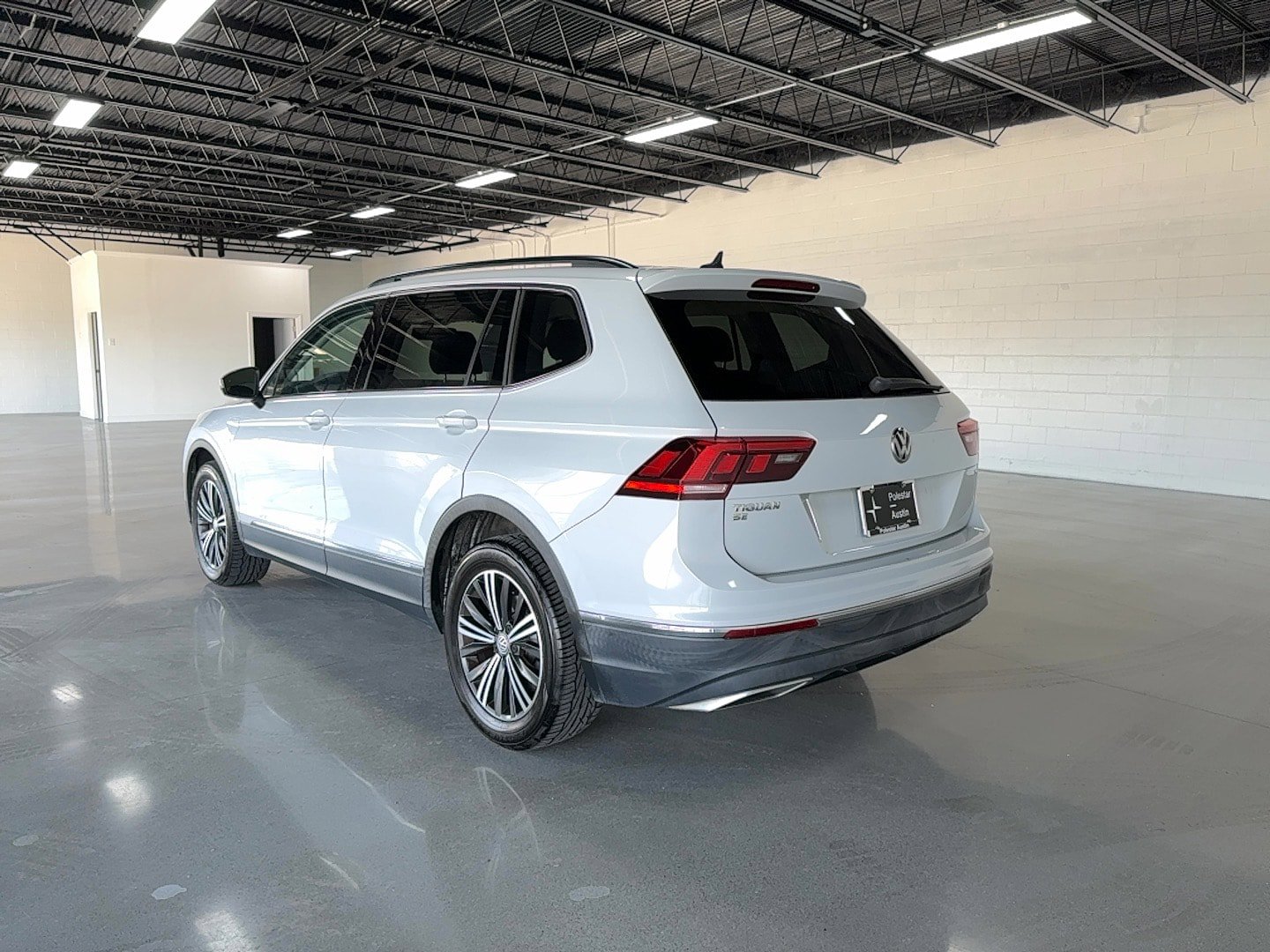 Used 2018 Volkswagen Tiguan SE w/ 18" Alloy Wheels Package FWD image 4